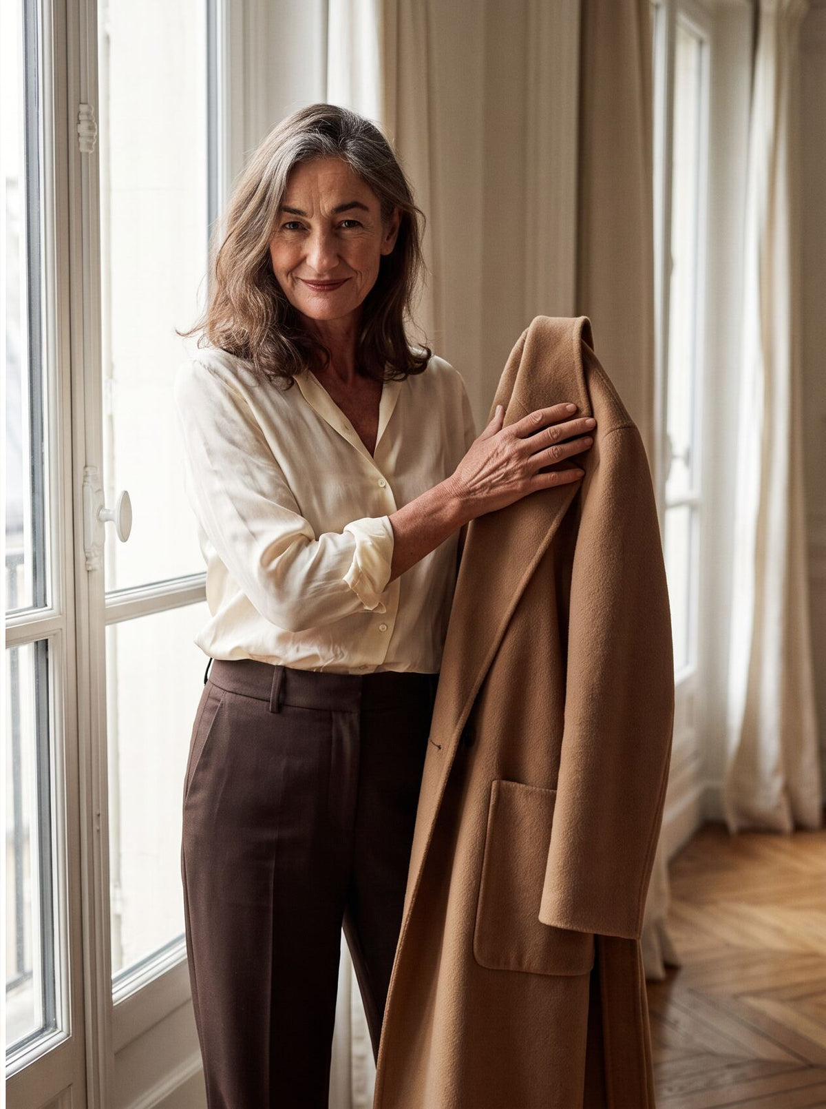 Manteau de demi-saison porté près d'une fenêtre