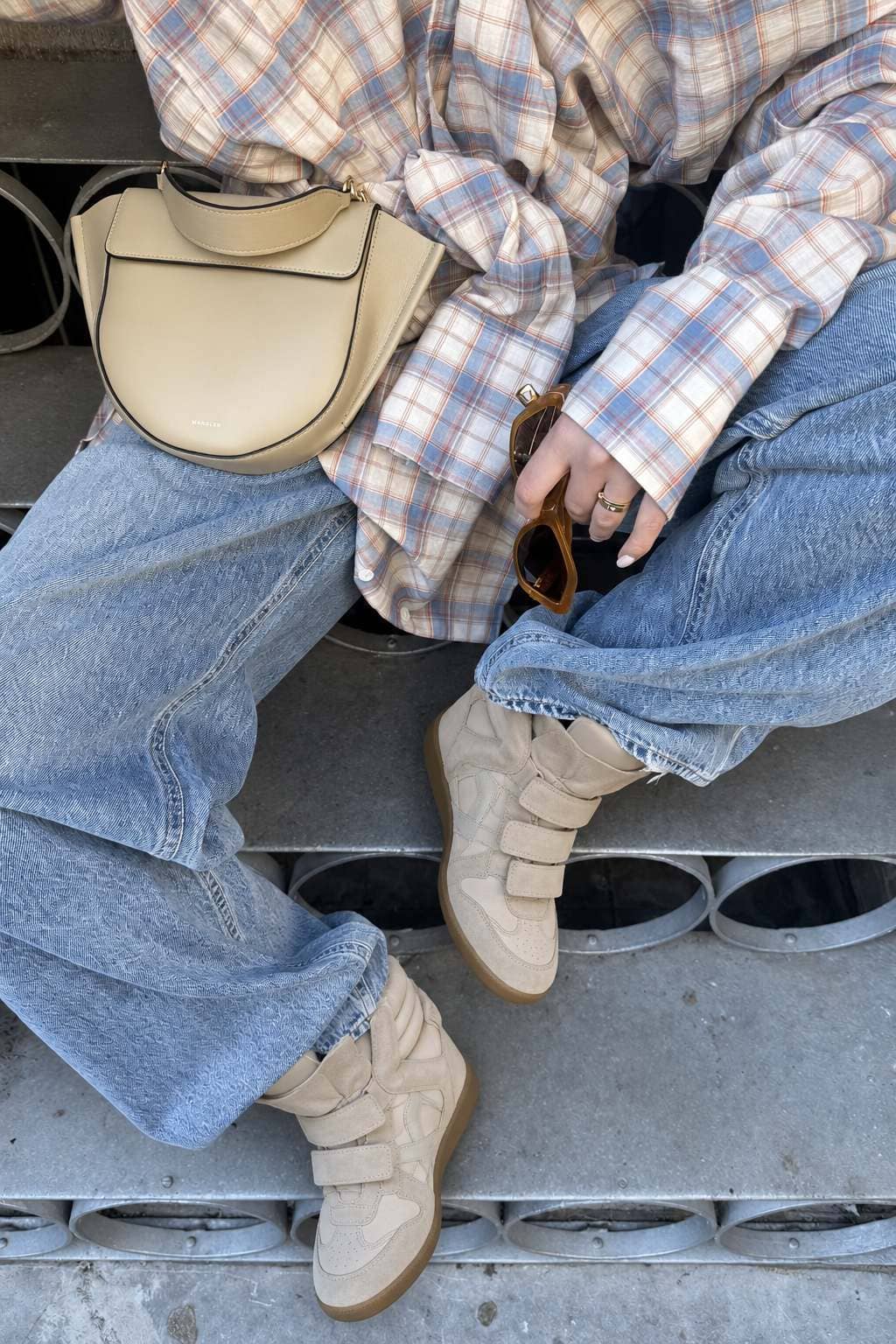 Baskets montantes à compensée cachée pour femme, effet daim avec scratchs 9