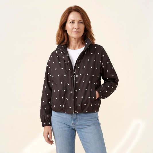 Blouson à pois col montant, coloris marron foncé, porté