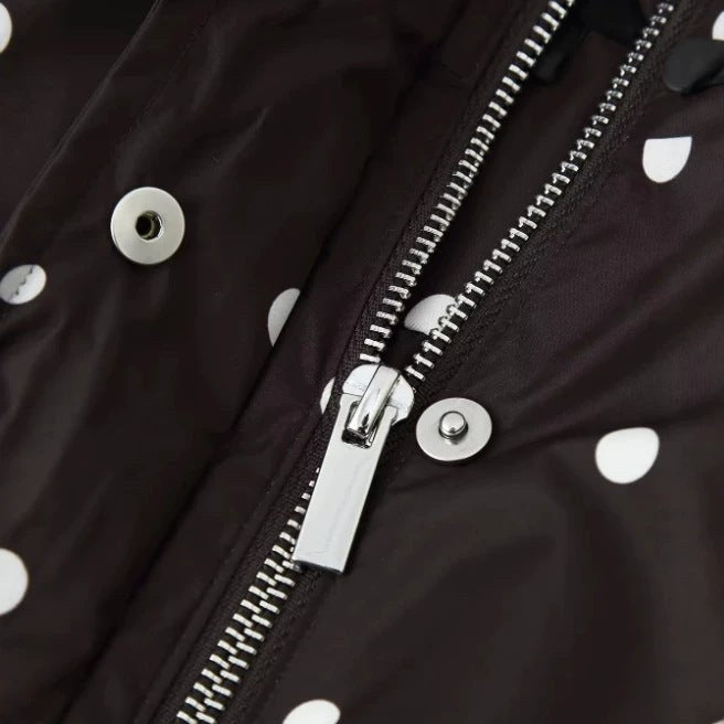 Blouson à pois col montant, détail de la fermeture