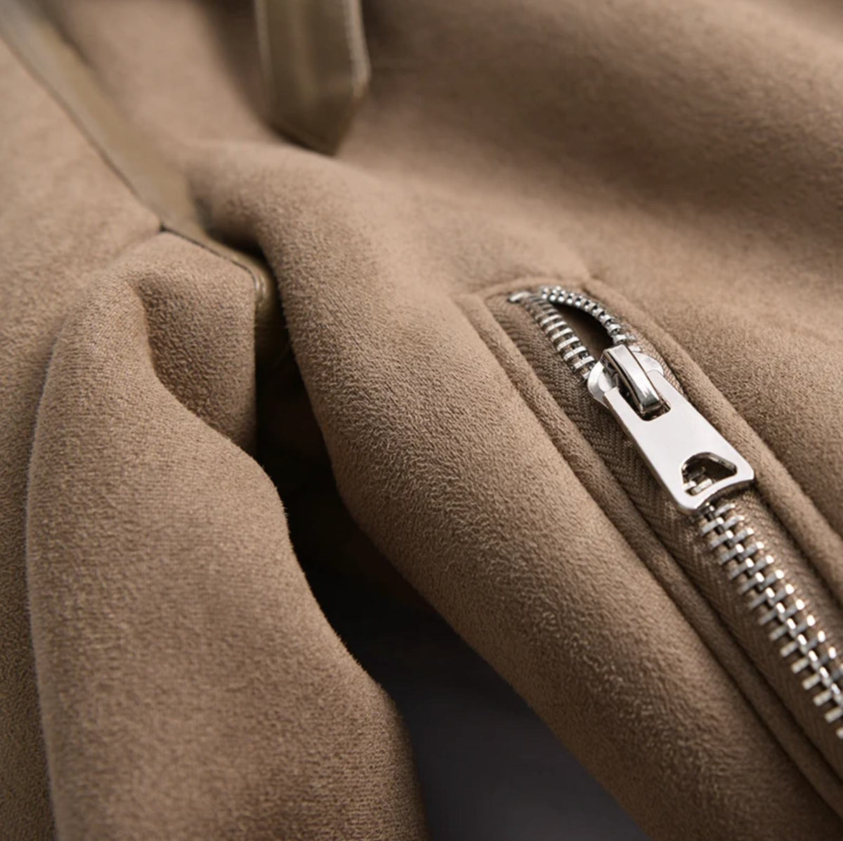 Blouson aviateur effet daim doublé sherpa, détail de la fermeture