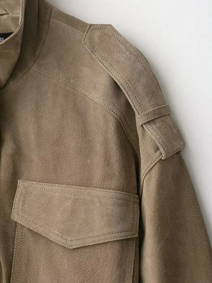 Détail de l'épaulette et de la poche du blouson effet daim 4