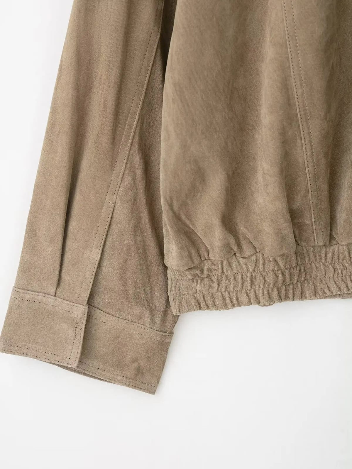 Détail du poignet côtelé du blouson effet daim 5