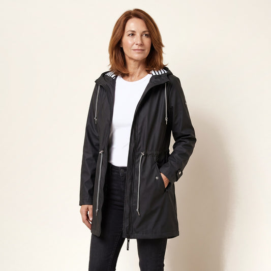Imperméable à capuche doublure rayée, coloris noir, porté