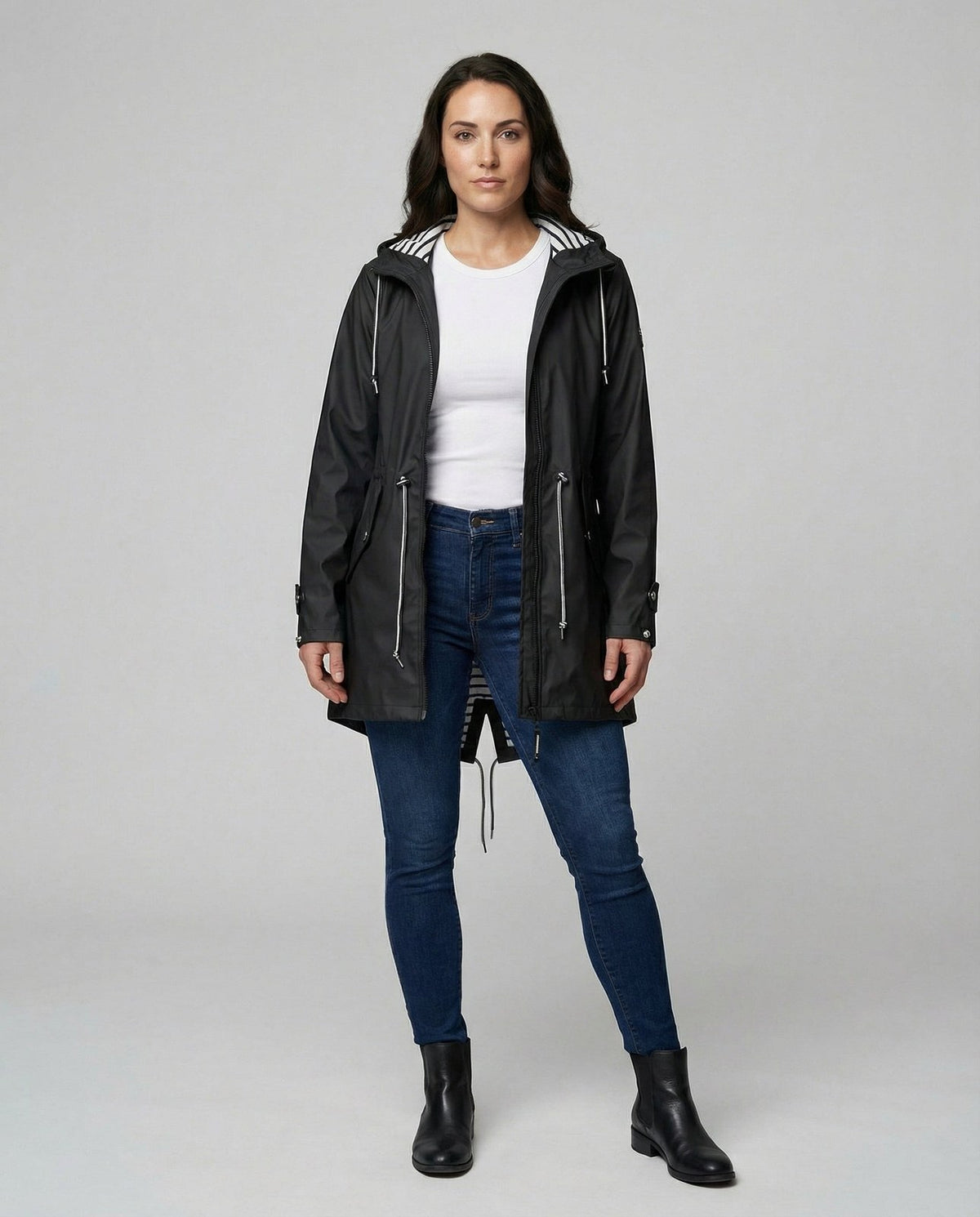 Imperméable à capuche doublure rayée, coloris noir, vue en pied