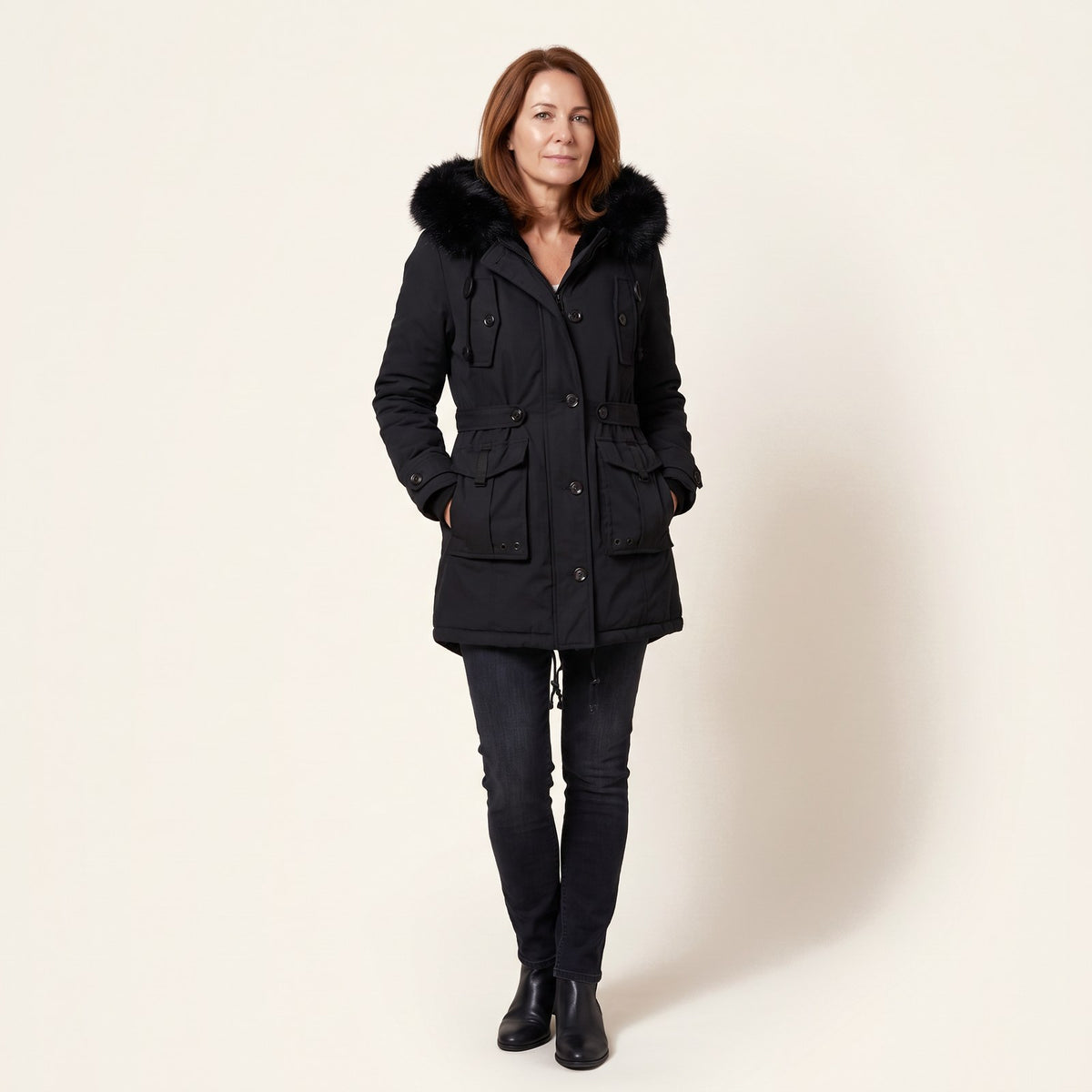 Parka d'hiver à capuche fausse fourrure, coloris noir, portée