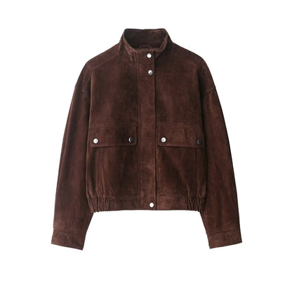 Veste courte femme effet daim portée avec un jean