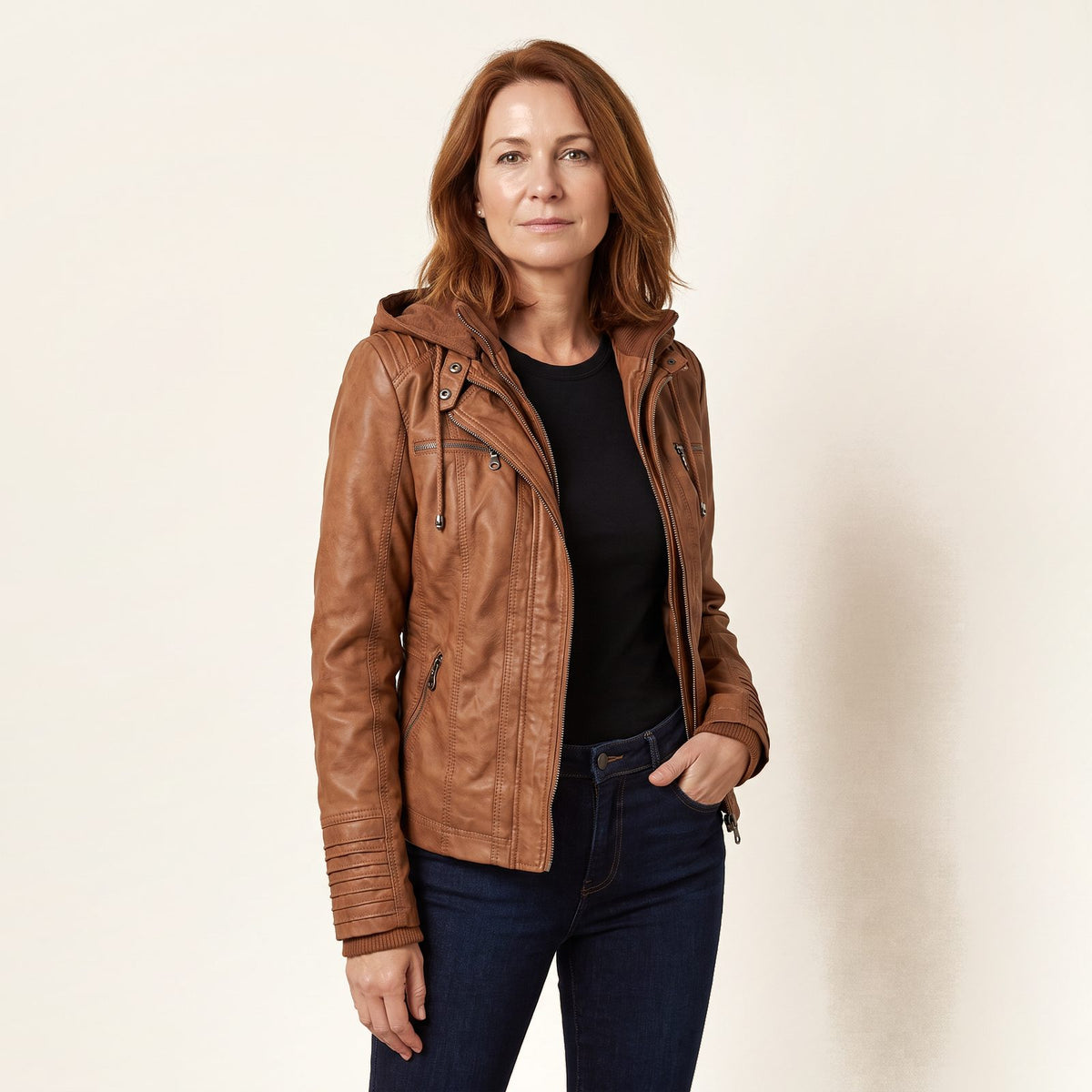 Veste effet cuir à capuche amovible, coloris cognac, portée