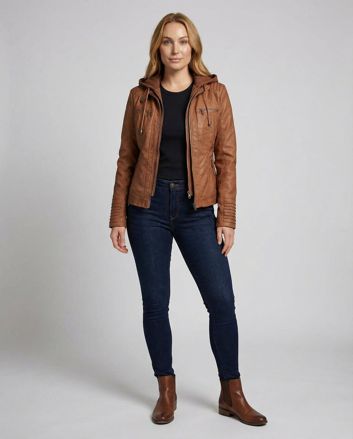 Veste effet cuir à capuche amovible, coloris cognac, vue en pied
