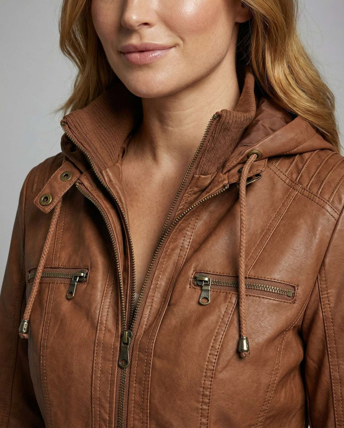 Veste effet cuir à capuche amovible, détail du col et des poches