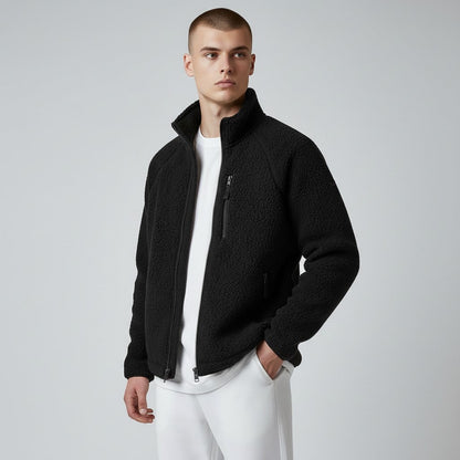 Veste polaire sherpa noire portée par un homme