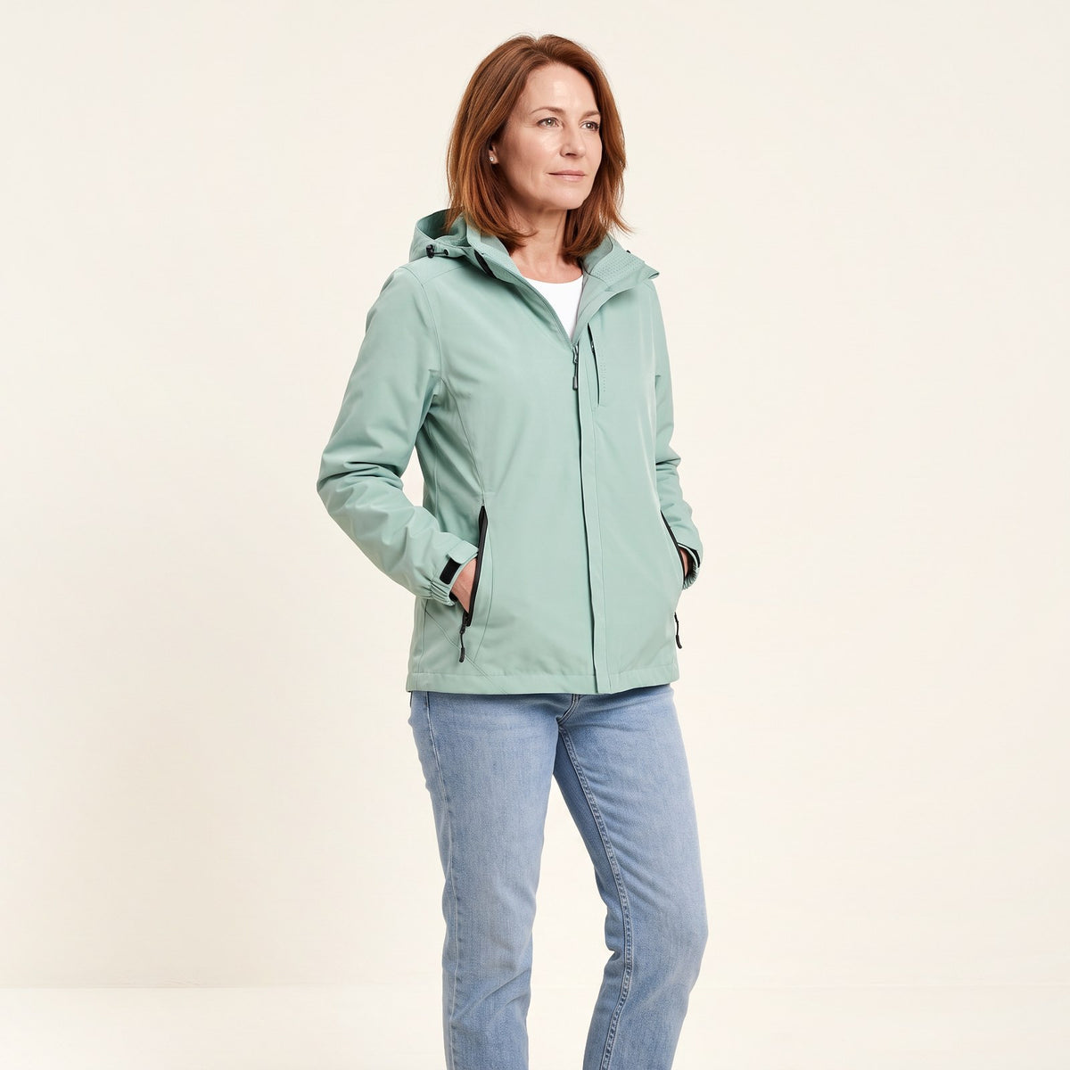 Veste imperméable à capuche amovible, coloris vert menthe, portée
